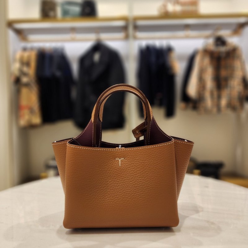 🎉新品好折扣✨Tod's T 吊飾 Micro 粒面小牛皮包 焦糖色/附可拆卸長肩帶-16