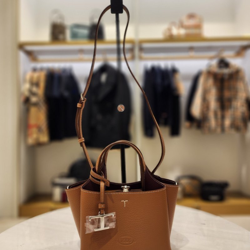 🎉新品好折扣✨Tod's T 吊飾 Micro 粒面小牛皮包 焦糖色/附可拆卸長肩帶-17