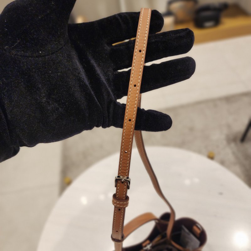 🎉新品好折扣✨Tod's T 吊飾 Micro 粒面小牛皮包 焦糖色/附可拆卸長肩帶-18