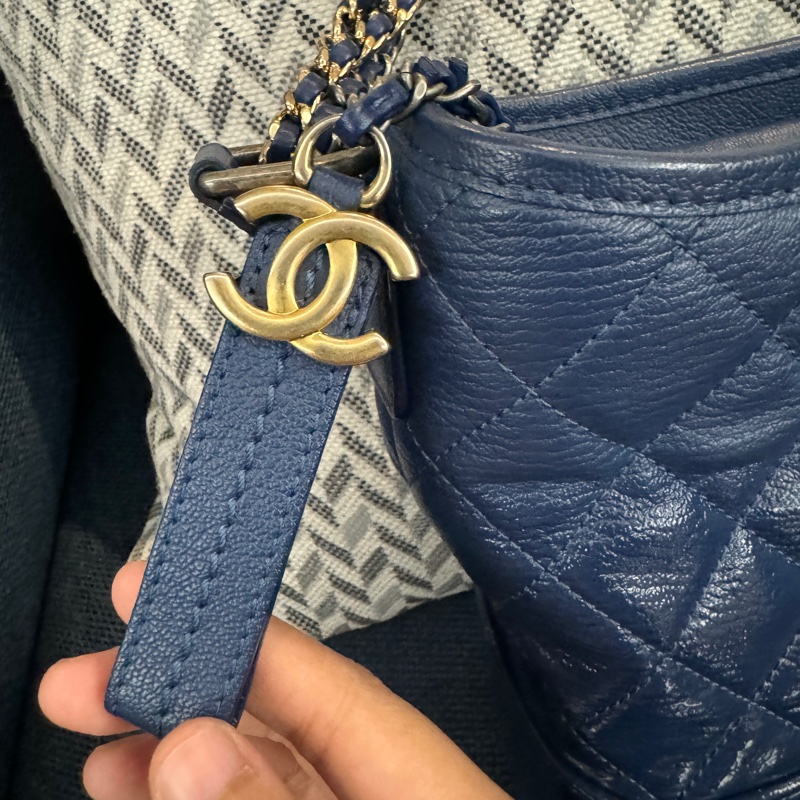 Chanel Gabrielle Hobo 深藍牛仔單寧漸層藍色金釦限量季節款流浪包  Chanel 中款流浪包-1