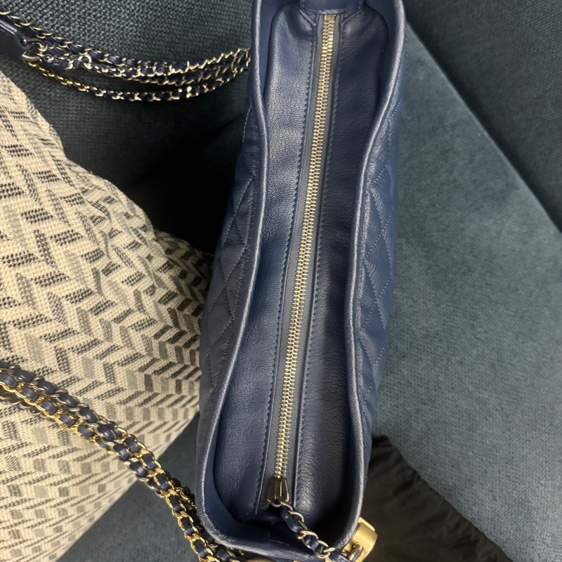 Chanel Gabrielle Hobo 深藍牛仔單寧漸層藍色金釦限量季節款流浪包  Chanel 中款流浪包-3