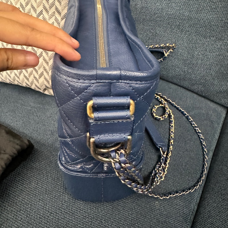 Chanel Gabrielle Hobo 深藍牛仔單寧漸層藍色金釦限量季節款流浪包  Chanel 中款流浪包-5