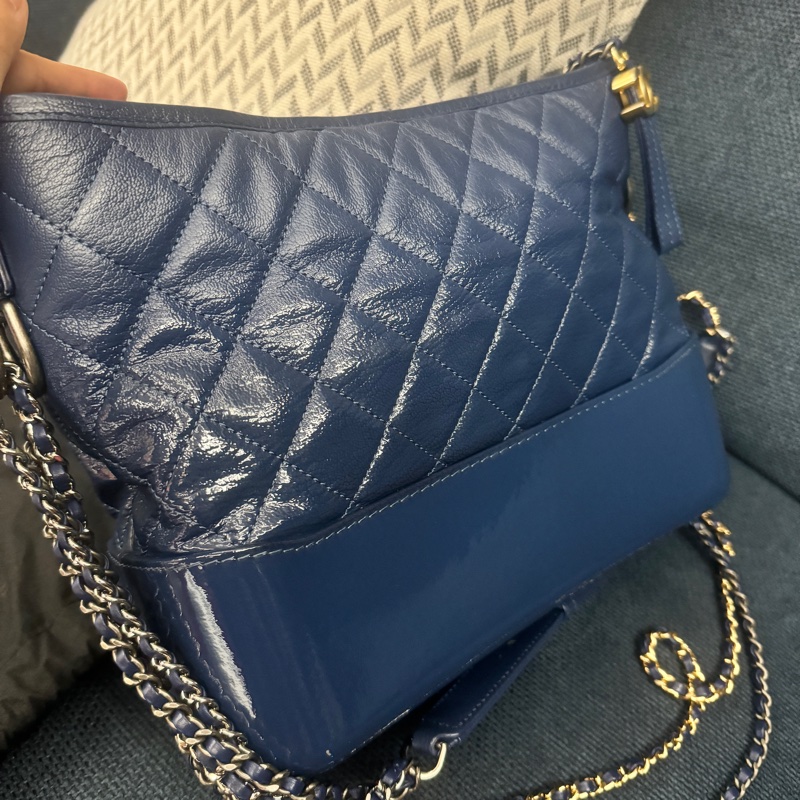 Chanel Gabrielle Hobo 深藍牛仔單寧漸層藍色金釦限量季節款流浪包  Chanel 中款流浪包-6