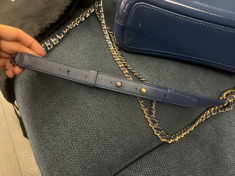 Chanel Gabrielle Hobo 深藍牛仔單寧漸層藍色金釦限量季節款流浪包  Chanel 中款流浪包-8