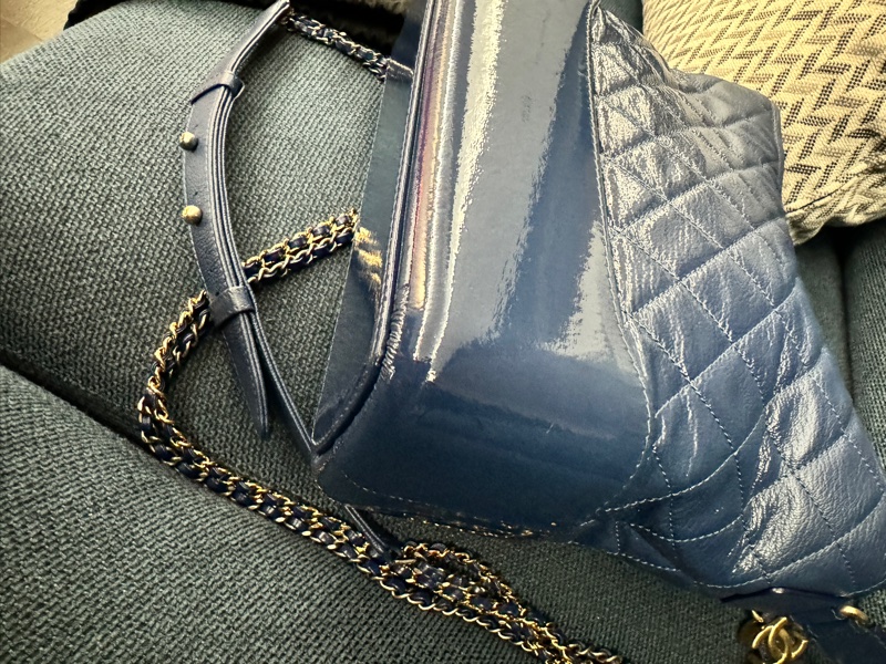 Chanel Gabrielle Hobo 深藍牛仔單寧漸層藍色金釦限量季節款流浪包  Chanel 中款流浪包-9
