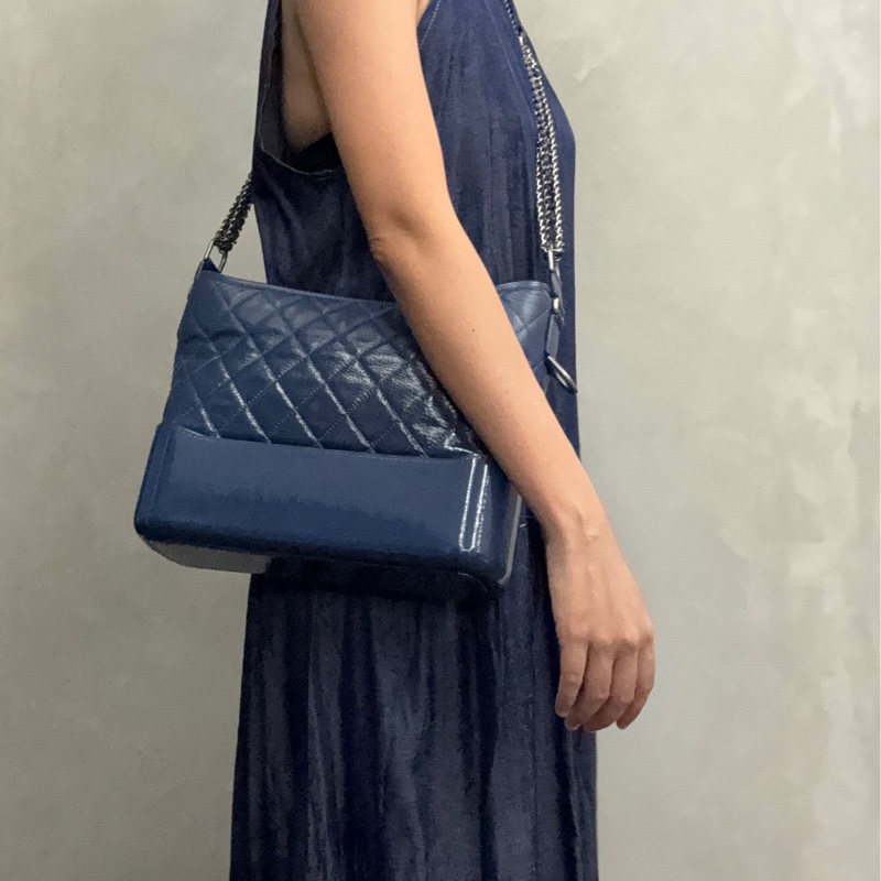 Chanel Gabrielle Hobo 深藍牛仔單寧漸層藍色金釦限量季節款流浪包  Chanel 中款流浪包-11