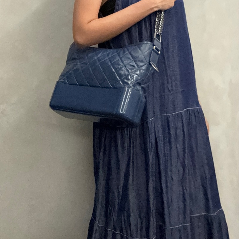 Chanel Gabrielle Hobo 深藍牛仔單寧漸層藍色金釦限量季節款流浪包  Chanel 中款流浪包-14