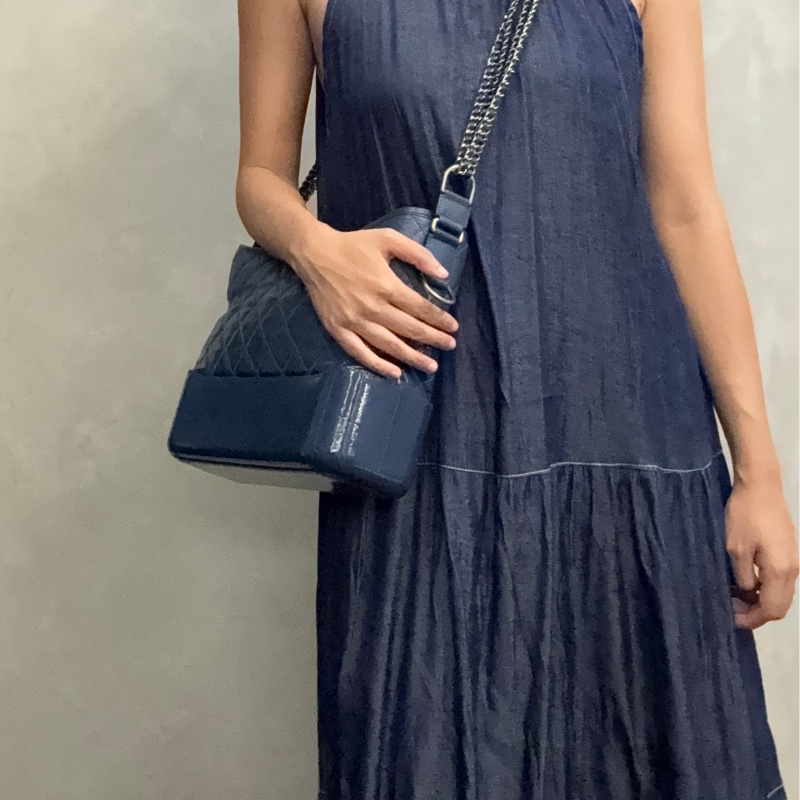 Chanel Gabrielle Hobo 深藍牛仔單寧漸層藍色金釦限量季節款流浪包  Chanel 中款流浪包-16
