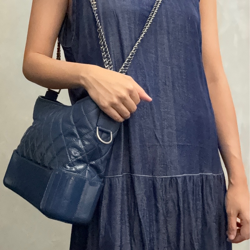 Chanel Gabrielle Hobo 深藍牛仔單寧漸層藍色金釦限量季節款流浪包  Chanel 中款流浪包-17