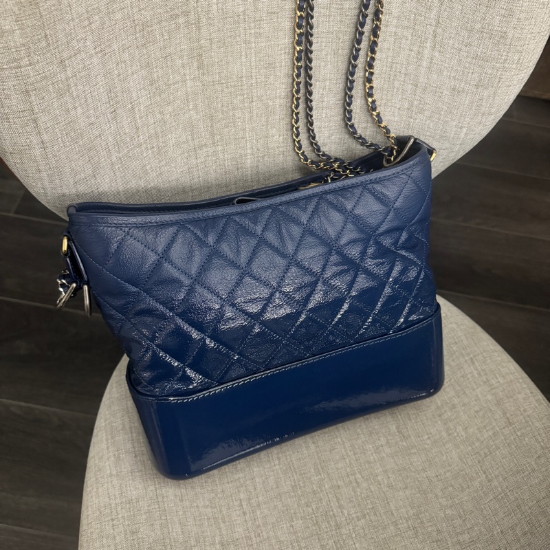 Chanel Gabrielle Hobo 深藍牛仔單寧漸層藍色金釦限量季節款流浪包  Chanel 中款流浪包-18