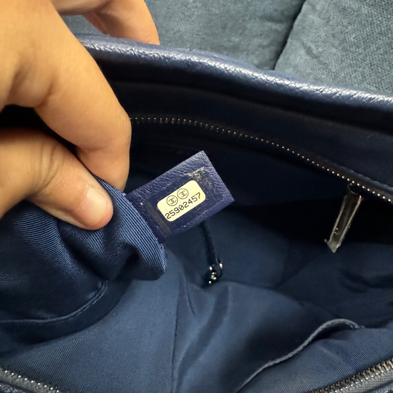 Chanel Gabrielle Hobo 深藍牛仔單寧漸層藍色金釦限量季節款流浪包  Chanel 中款流浪包-19