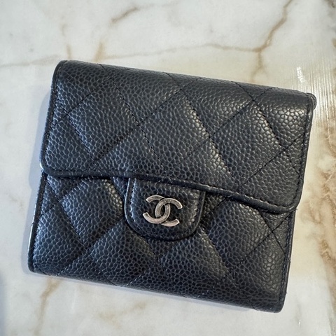 CHANEL黑色菱格荔枝皮 銀扣三折短夾