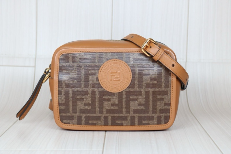 Fendi 老花小號相機包/斜背包-1
