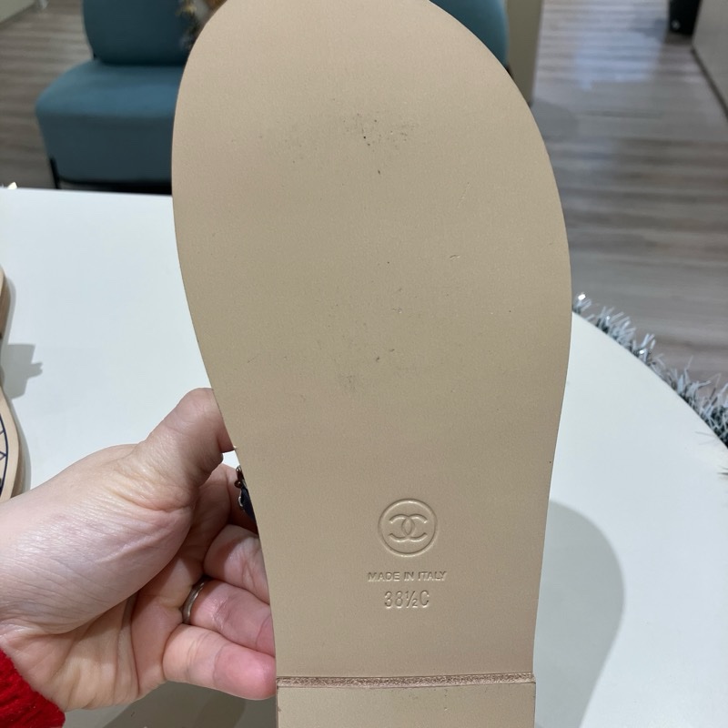 香奈兒皮穿鏈雙C Logo穿趾拖鞋-25