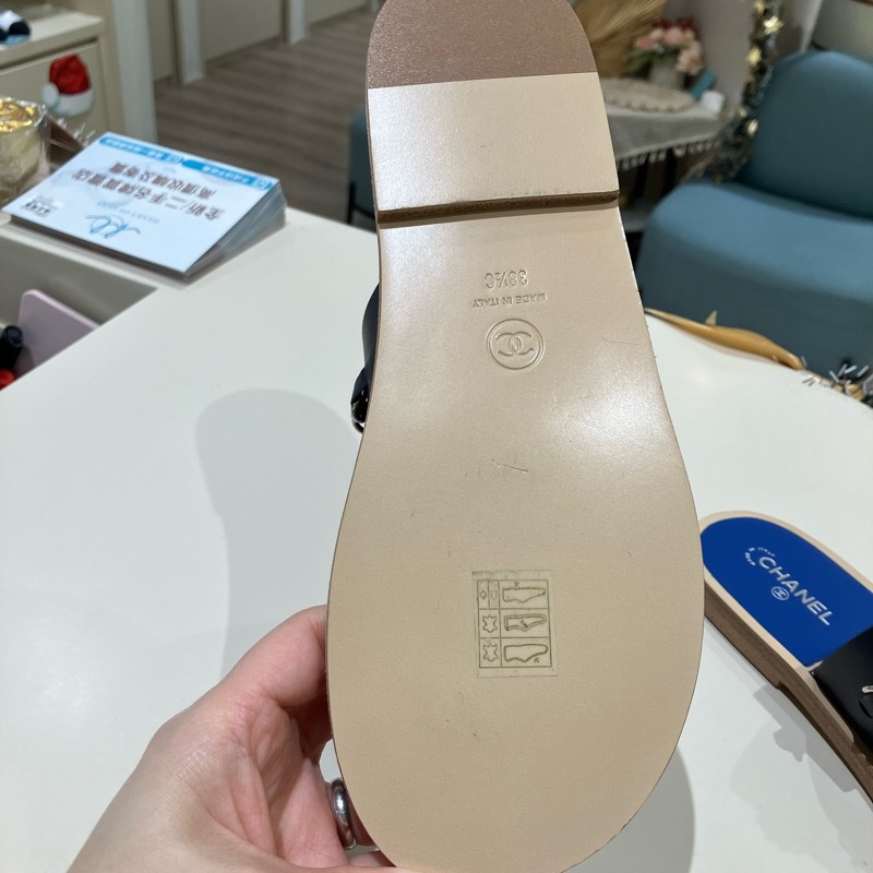 香奈兒皮穿鏈雙C Logo穿趾拖鞋-38