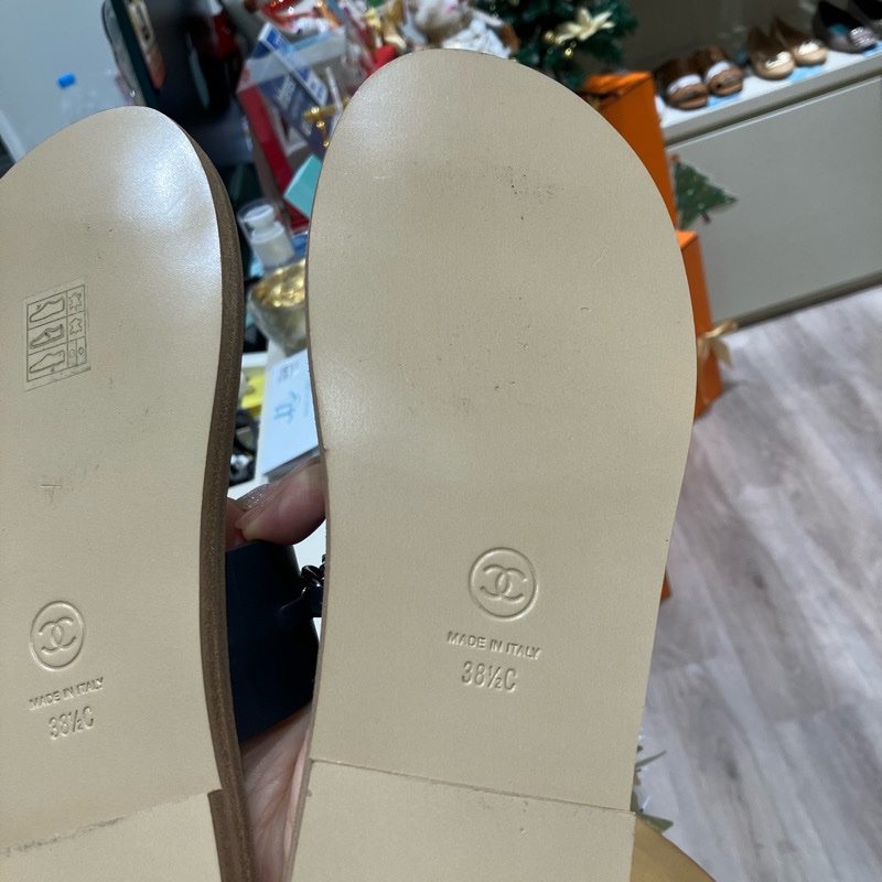 香奈兒皮穿鏈雙C Logo穿趾拖鞋-43