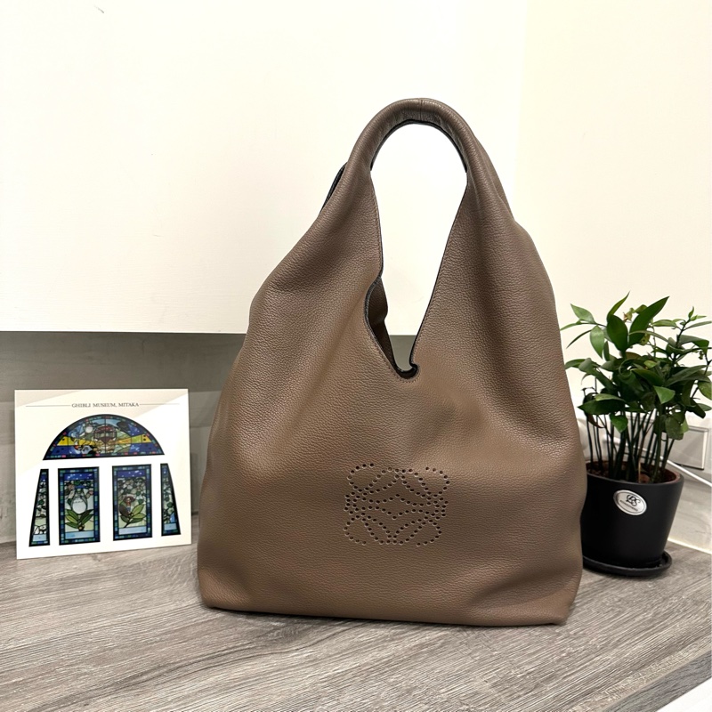 🔥週末限時折價,全站唯一🔥Loewe 經典簍空logo 大象灰手提肩背hobo包 和尚包-0