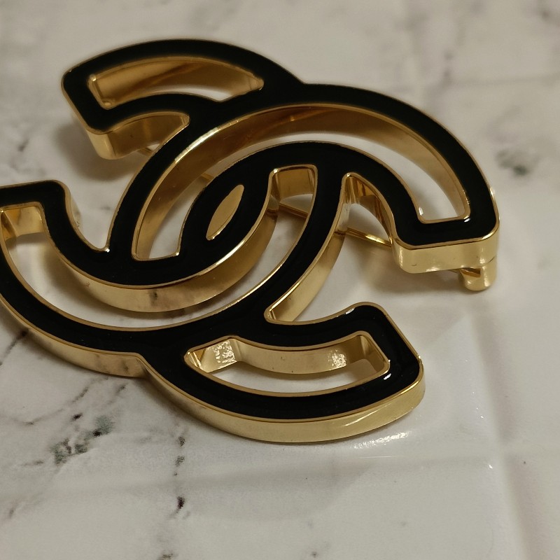 Chanel 香奈兒 鏤空 漫畫 雙C logo 琺瑯 黑金 胸針 別針 飾品-0