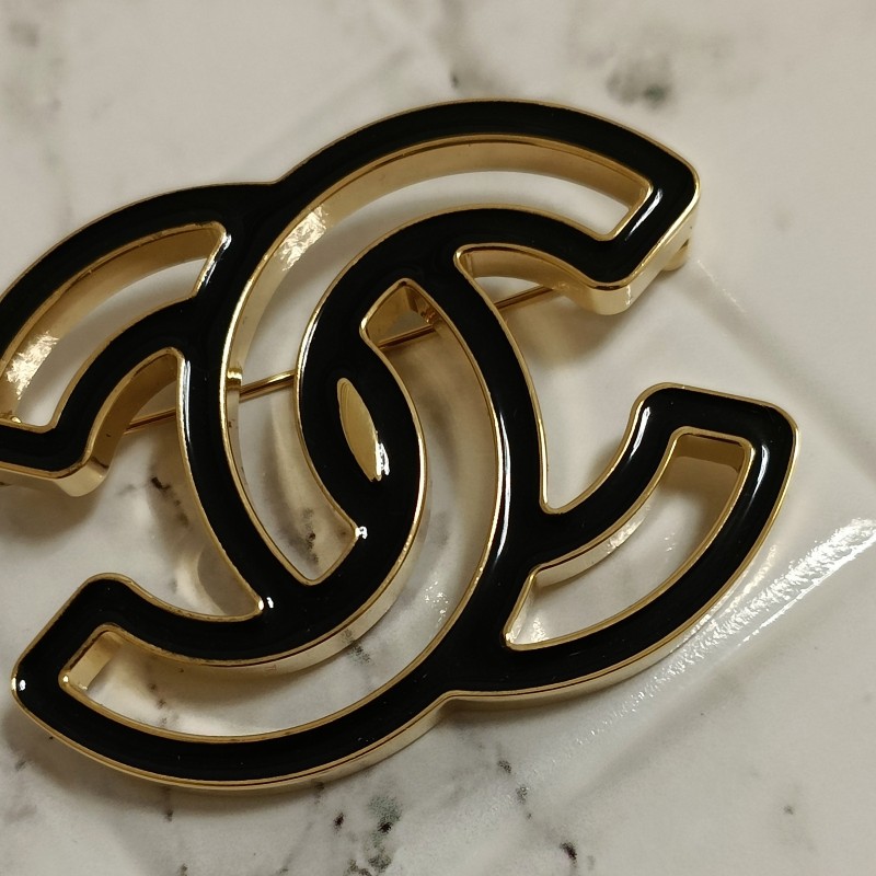 Chanel 香奈兒 鏤空 漫畫 雙C logo 琺瑯 黑金 胸針 別針 飾品-1