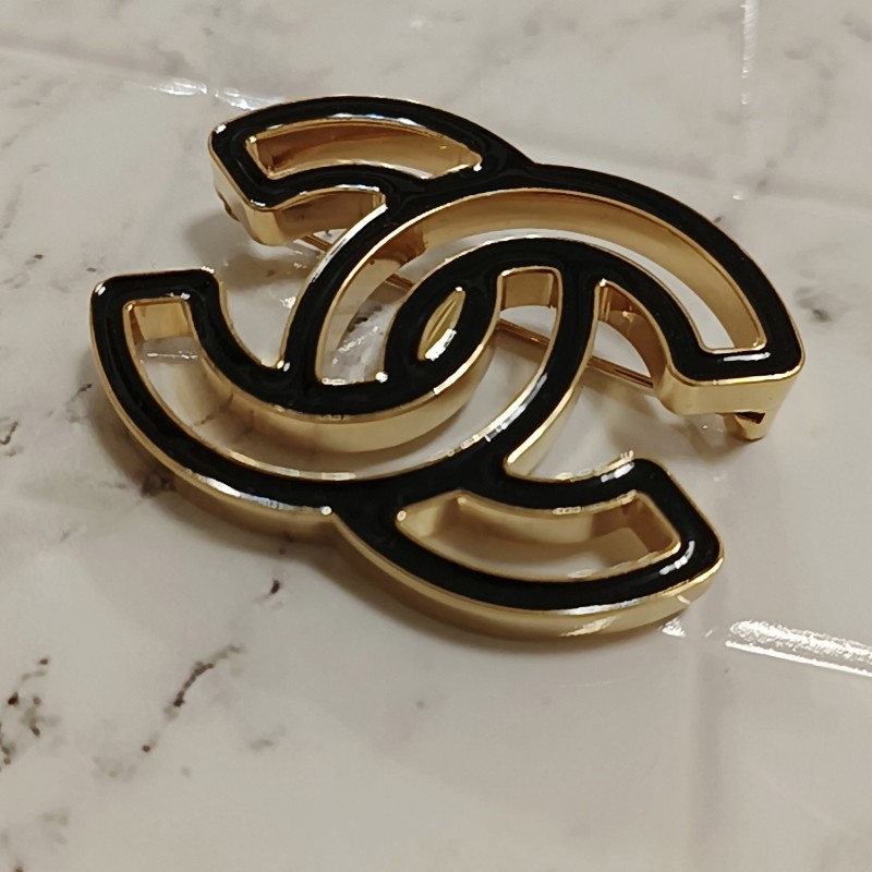 Chanel 香奈兒 鏤空 漫畫 雙C logo 琺瑯 黑金 胸針 別針 飾品-2