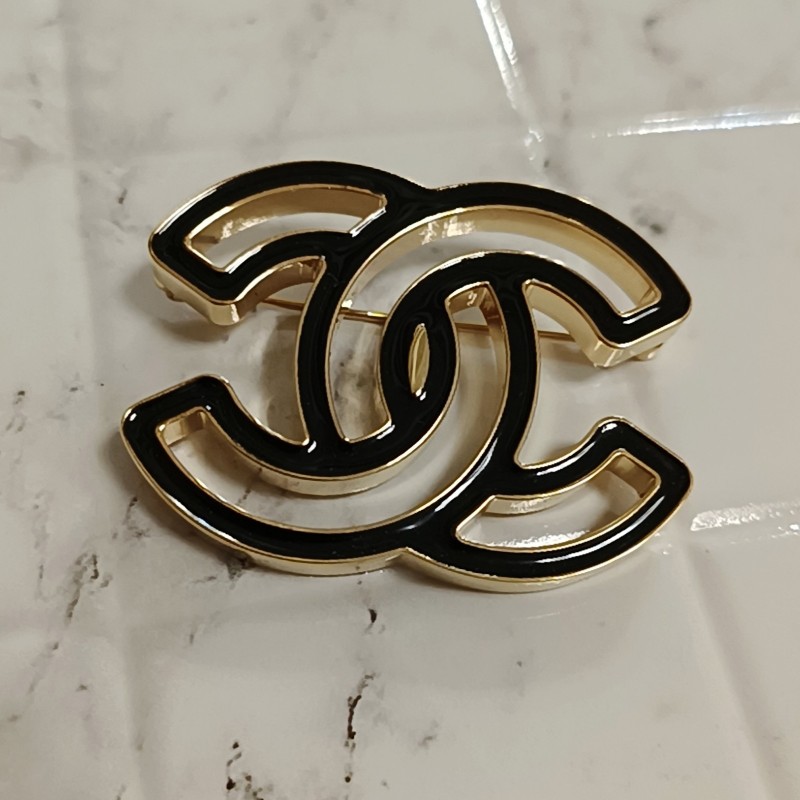 Chanel 香奈兒 鏤空 漫畫 雙C logo 琺瑯 黑金 胸針 別針 飾品-3