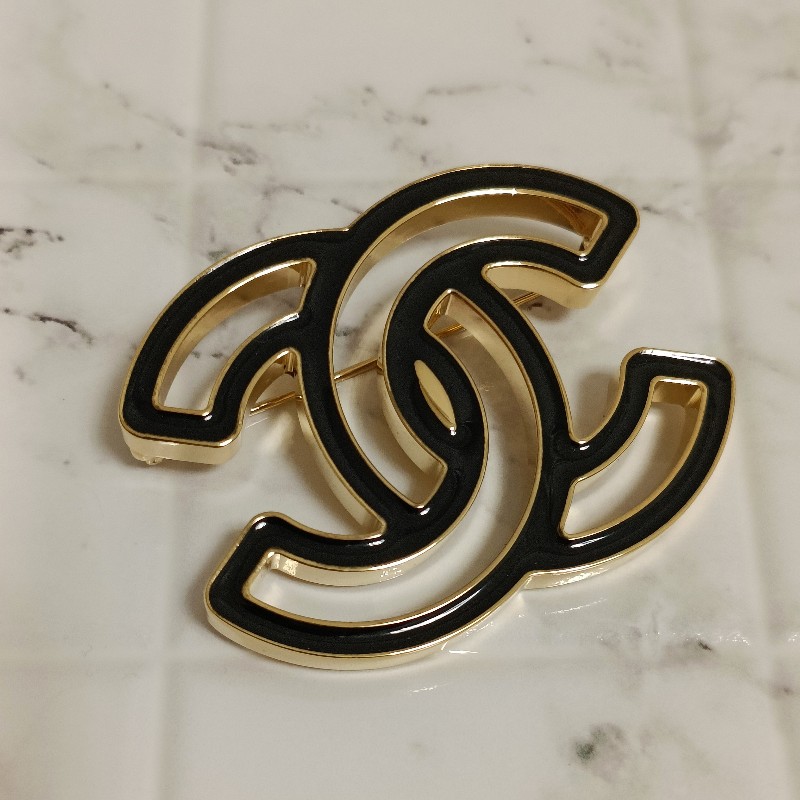 Chanel 香奈兒 鏤空 漫畫 雙C logo 琺瑯 黑金 胸針 別針 飾品-4