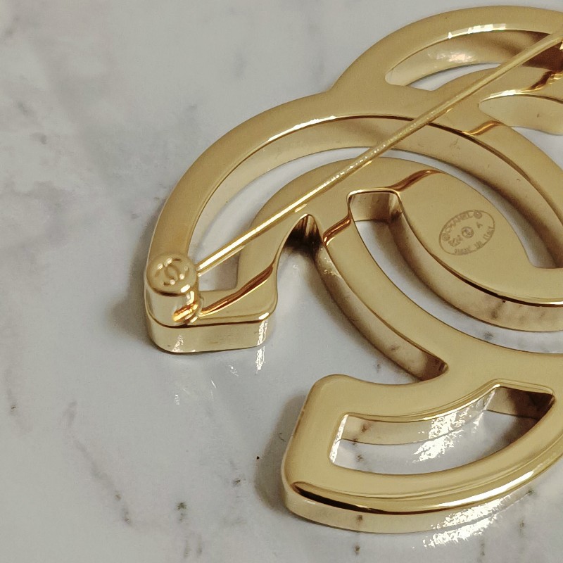 Chanel 香奈兒 鏤空 漫畫 雙C logo 琺瑯 黑金 胸針 別針 飾品-7