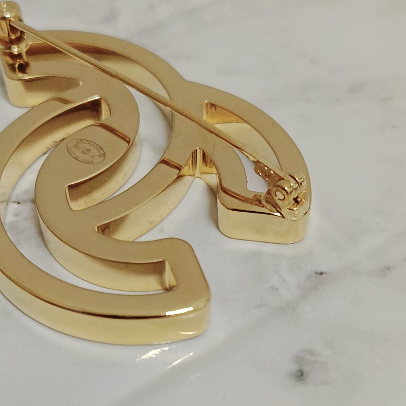 Chanel 香奈兒 鏤空 漫畫 雙C logo 琺瑯 黑金 胸針 別針 飾品-8