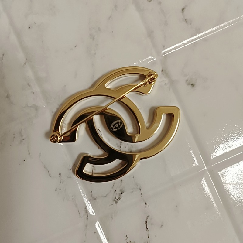 Chanel 香奈兒 鏤空 漫畫 雙C logo 琺瑯 黑金 胸針 別針 飾品-9