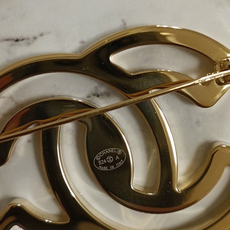 Chanel 香奈兒 鏤空 漫畫 雙C logo 琺瑯 黑金 胸針 別針 飾品-10