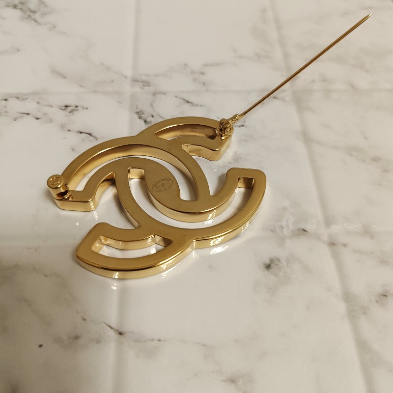 Chanel 香奈兒 鏤空 漫畫 雙C logo 琺瑯 黑金 胸針 別針 飾品-15