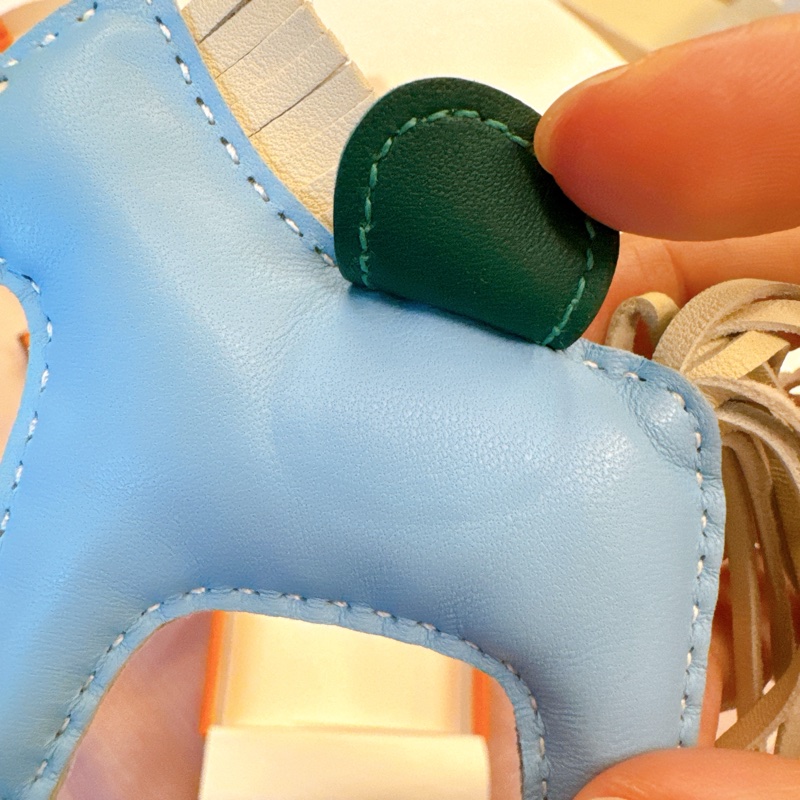 《專版》 Hermès 愛馬仕|小馬吊飾 🍬 糖果藍+奶昔白+孔雀綠-2