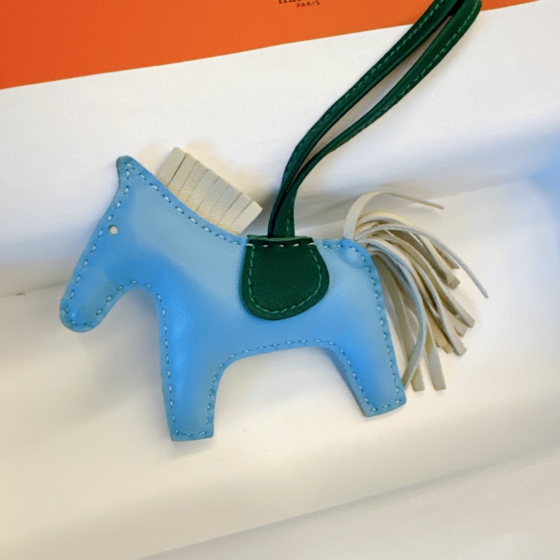 《專版》 Hermès 愛馬仕|小馬吊飾 🍬 糖果藍+奶昔白+孔雀綠-3
