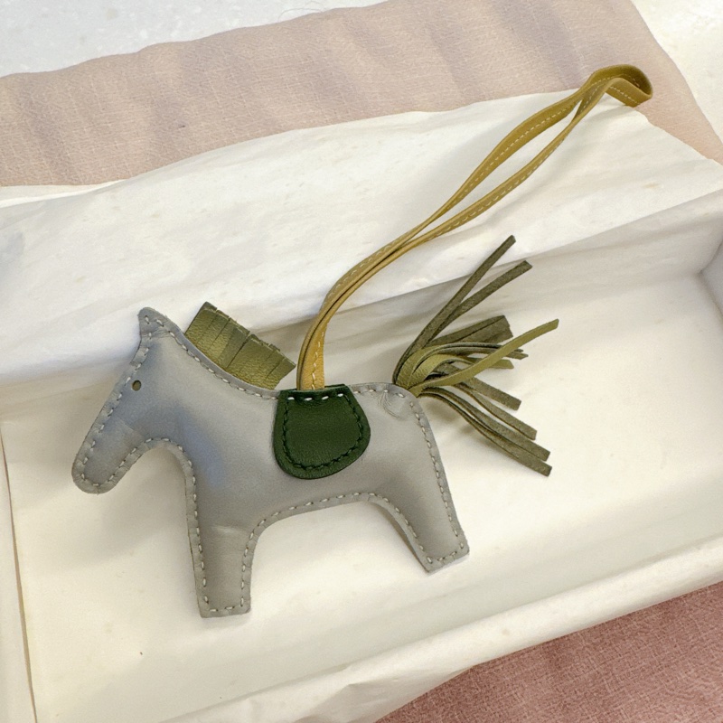 《專版》Hermès 愛馬仕|莫蘭迪四拼色小馬吊飾 🏔️ 冰川藍+鼠尾草綠+英國綠+風衣灰-0