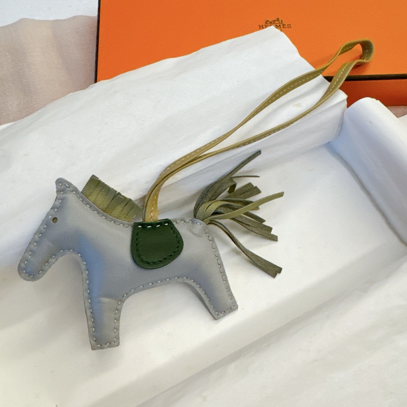《專版》Hermès 愛馬仕|莫蘭迪四拼色小馬吊飾 🏔️ 冰川藍+鼠尾草綠+英國綠+風衣灰-2