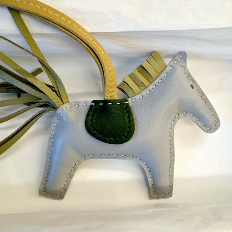 《專版》Hermès 愛馬仕|莫蘭迪四拼色小馬吊飾 🏔️ 冰川藍+鼠尾草綠+英國綠+風衣灰-3