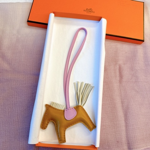 Hermès 愛馬仕｜小馬吊飾 🐴 芝麻色+奶昔白+錦葵紫