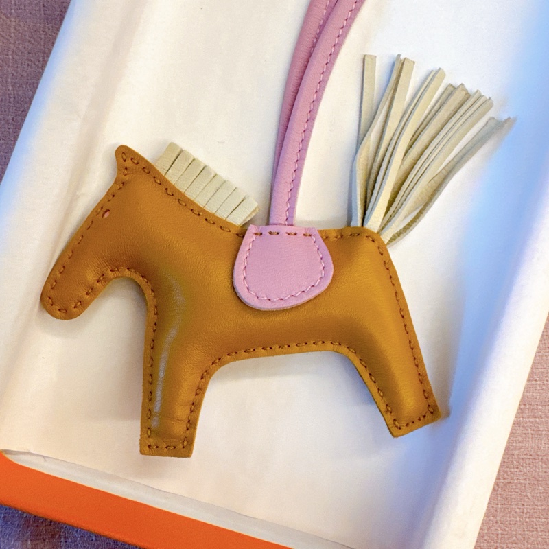 Hermès 愛馬仕|小馬吊飾 🐴 芝麻色+奶昔白+錦葵紫-2