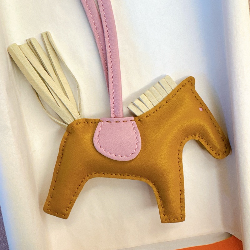 Hermès 愛馬仕|小馬吊飾 🐴 芝麻色+奶昔白+錦葵紫-3