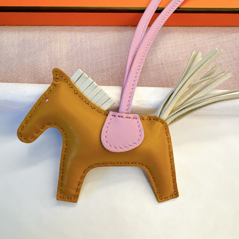Hermès 愛馬仕|小馬吊飾 🐴 芝麻色+奶昔白+錦葵紫-4