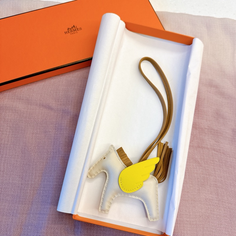 Hermès 愛馬仕｜飛黃騰達小飛馬吊飾 💰 奶昔白+茶色+檸檬黃-0