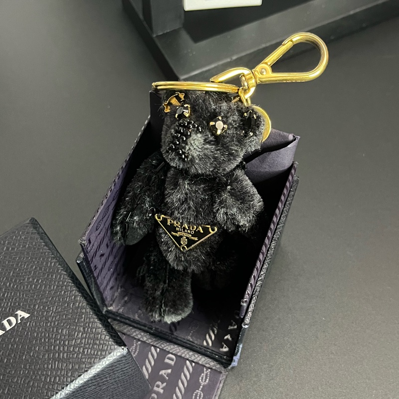 《雙11骨折價》（未使用 配件齊全） Prada 掛飾 寶石熊💎 保卡 盒裝 配件齊全-0
