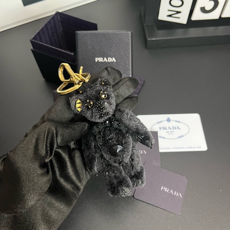 《雙11骨折價》（未使用 配件齊全） Prada 掛飾 寶石熊💎 保卡 盒裝 配件齊全-1