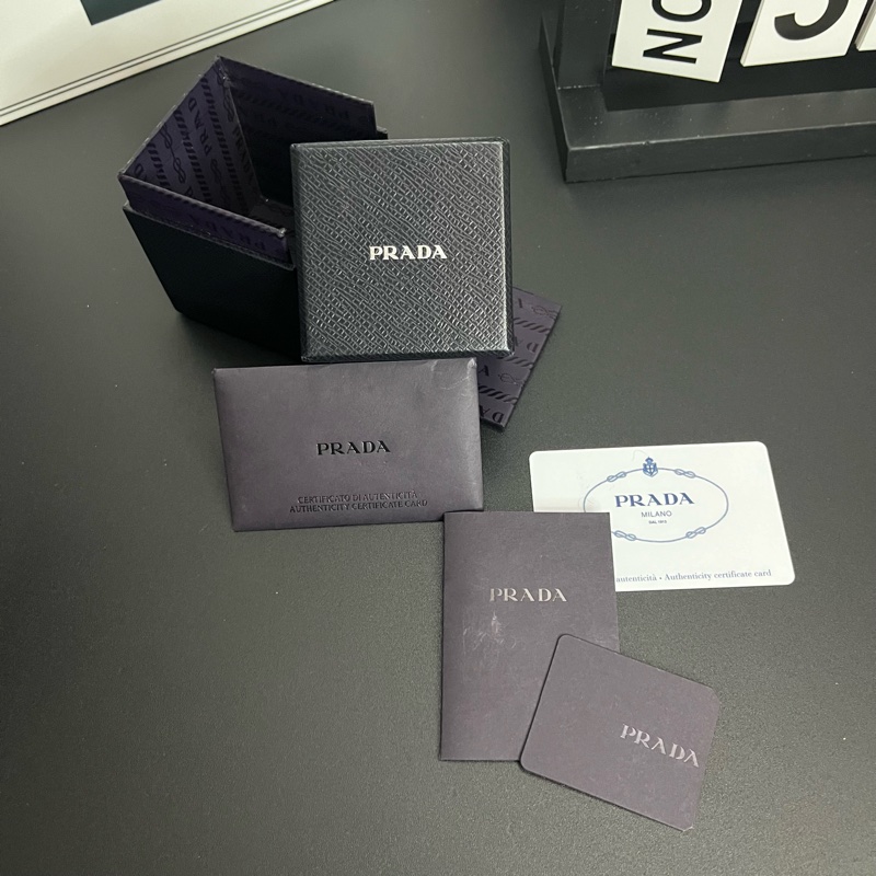 《雙11骨折價》（未使用 配件齊全） Prada 掛飾 寶石熊💎 保卡 盒裝 配件齊全-2
