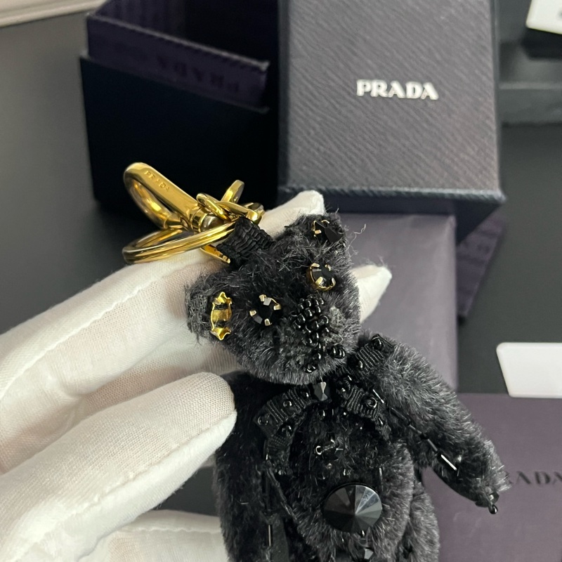 《雙11骨折價》（未使用 配件齊全） Prada 掛飾 寶石熊💎 保卡 盒裝 配件齊全-3