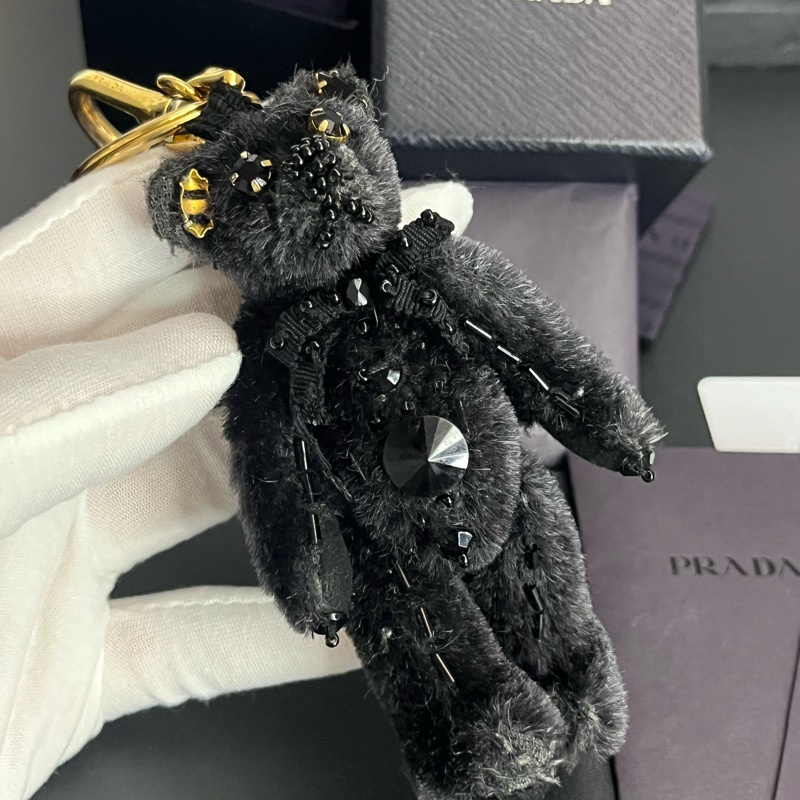 《雙11骨折價》（未使用 配件齊全） Prada 掛飾 寶石熊💎 保卡 盒裝 配件齊全-4