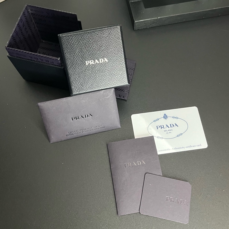 《雙11骨折價》（未使用 配件齊全） Prada 掛飾 寶石熊💎 保卡 盒裝 配件齊全-14