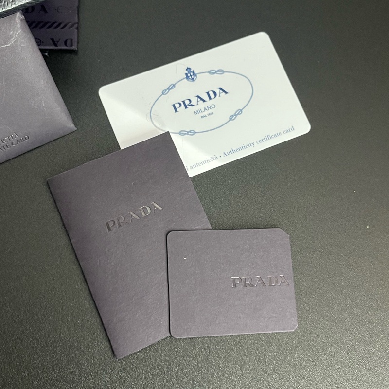 《雙11骨折價》（未使用 配件齊全） Prada 掛飾 寶石熊💎 保卡 盒裝 配件齊全-15