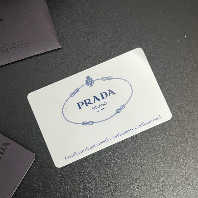 《雙11骨折價》（未使用 配件齊全） Prada 掛飾 寶石熊💎 保卡 盒裝 配件齊全-17