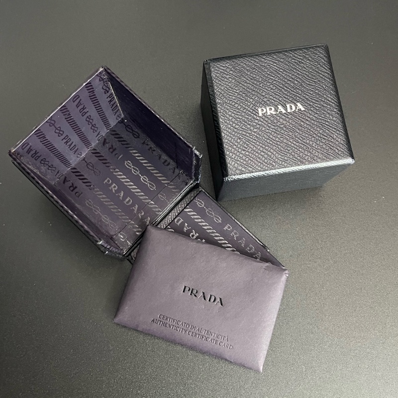 《雙11骨折價》（未使用 配件齊全） Prada 掛飾 寶石熊💎 保卡 盒裝 配件齊全-19